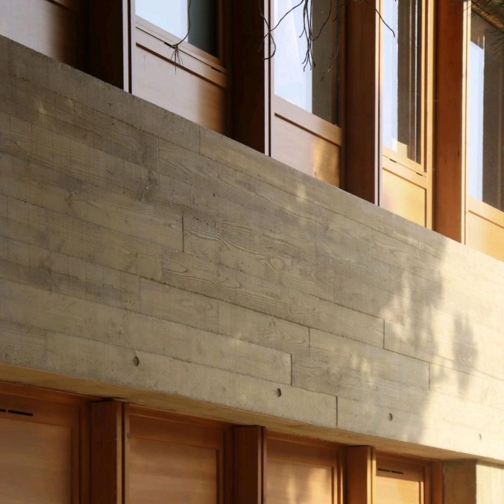 Centre culturel et maison de santé en béton brut coloré et pierres à bâtir à Le Paradou
