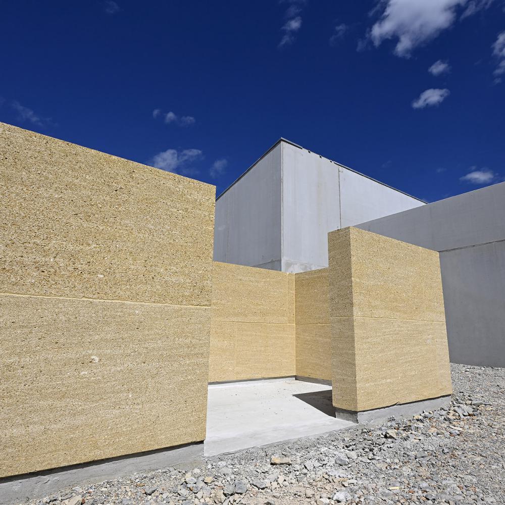 Pôle Enfance & Loisirs sur la commune de Saint Gilles (30) en pierres massives - Photographe : Didier Gémignani