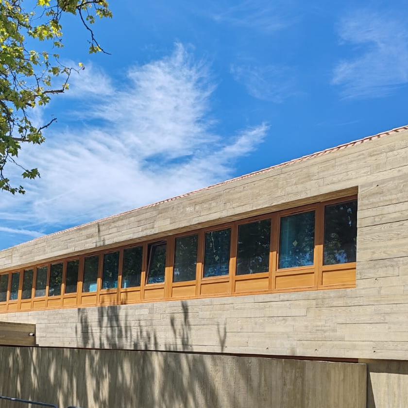 Construction en béton brut coloré du centre médical Le Paradou