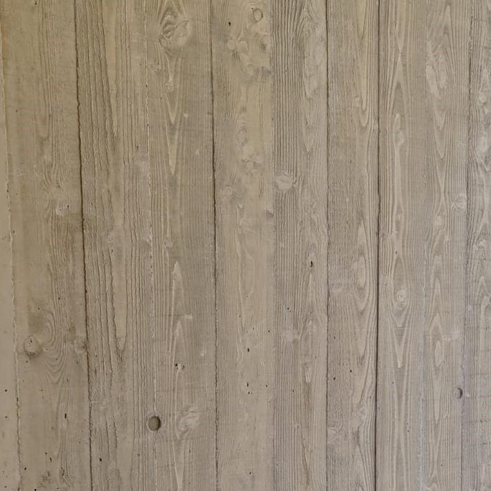 Construction en béton brut coloré du centre médical Le Paradou