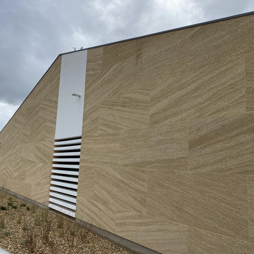 Groupe scolaire Castillon-du-Gard, en pierres massives et béton brut