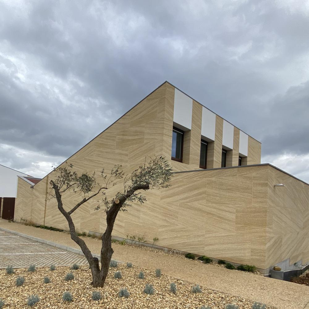 Groupe scolaire Castillon-du-Gard, en pierres massives et béton brut