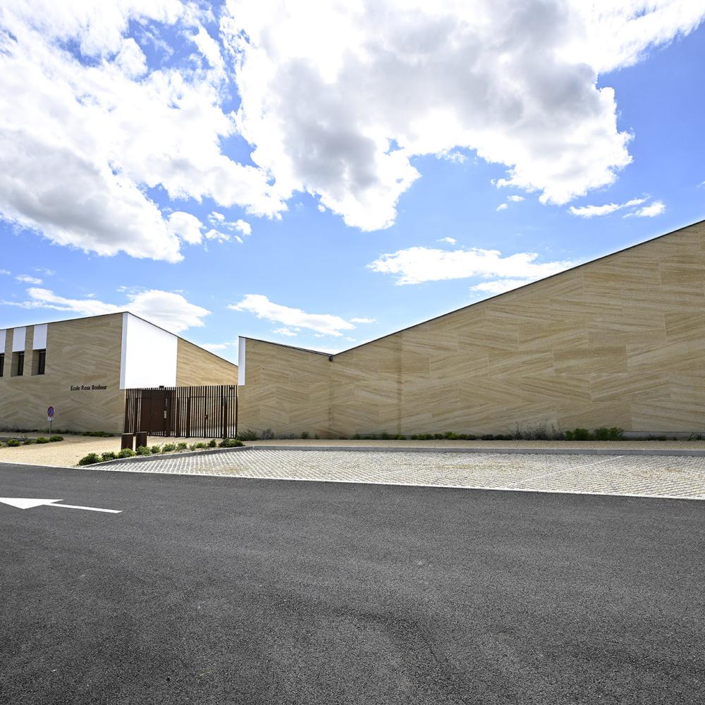 Groupe scolaire à Castillon-du-Gard en pierres massives et béton brut - Photographe : Didier Gémignan