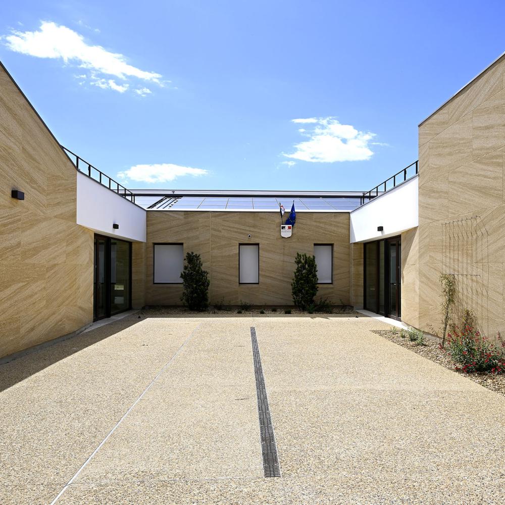 Groupe scolaire à Castillon-du-Gard en pierres massives et béton brut - Photographe : Didier Gémignan