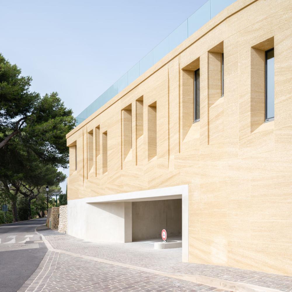 Groupe scolaire en pierres massives à Cornillon Confoux