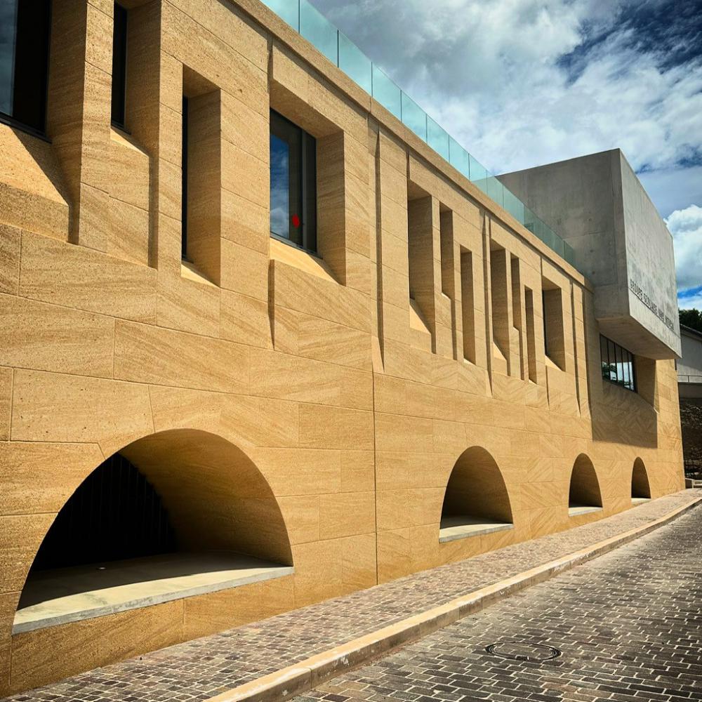 Groupe scolaire en pierres massives à Cornillon Confoux