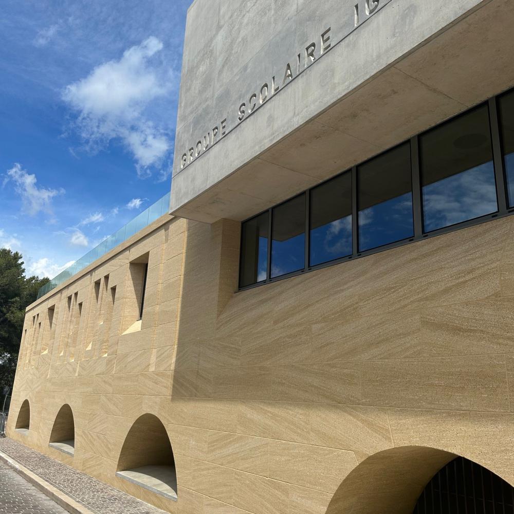 Groupe scolaire en pierres massives à Cornillon Confoux