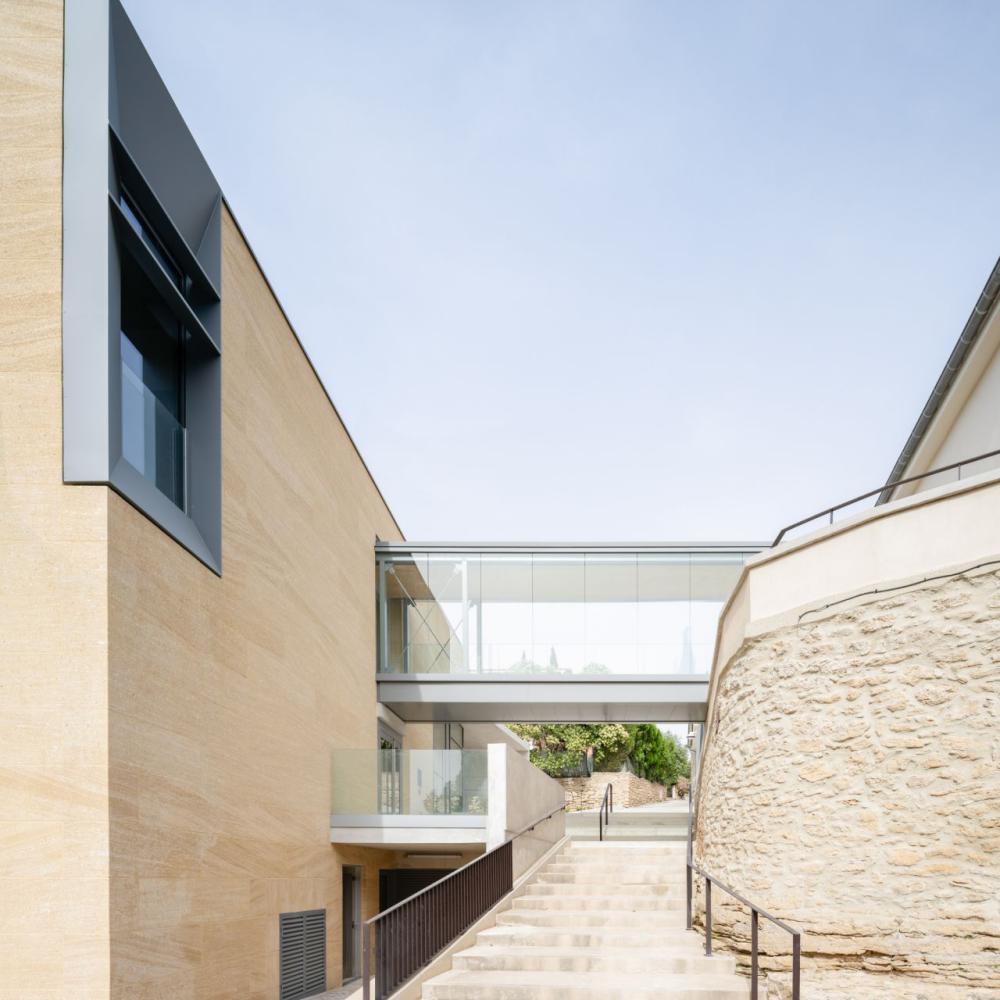 Groupe scolaire en pierres massives à Cornillon Confoux