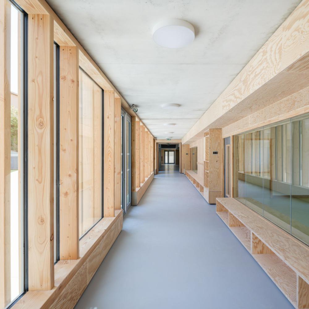 Groupe scolaire en pierres massives à Cornillon Confoux