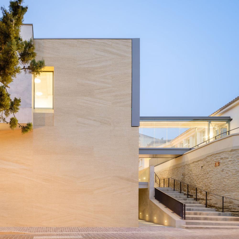 Groupe scolaire en pierres massives à Cornillon Confoux