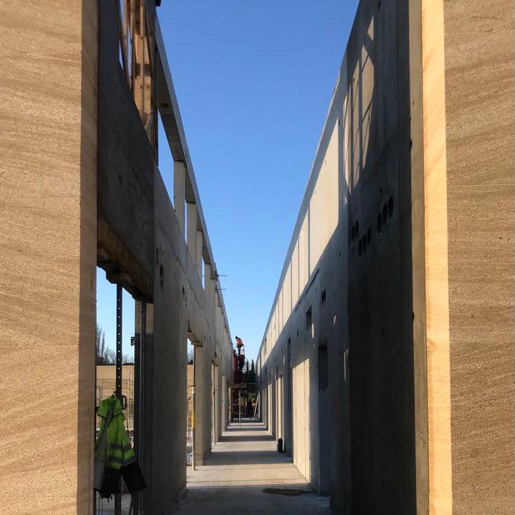 Groupe scolaire Castillon-du-Gard, en pierres massives et béton brut