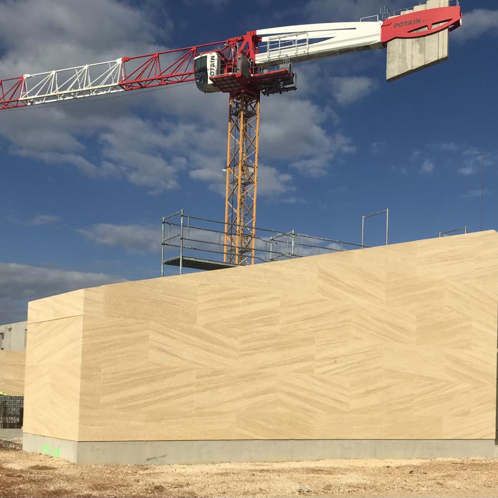 Groupe scolaire Castillon-du-Gard, en pierres massives et béton brut