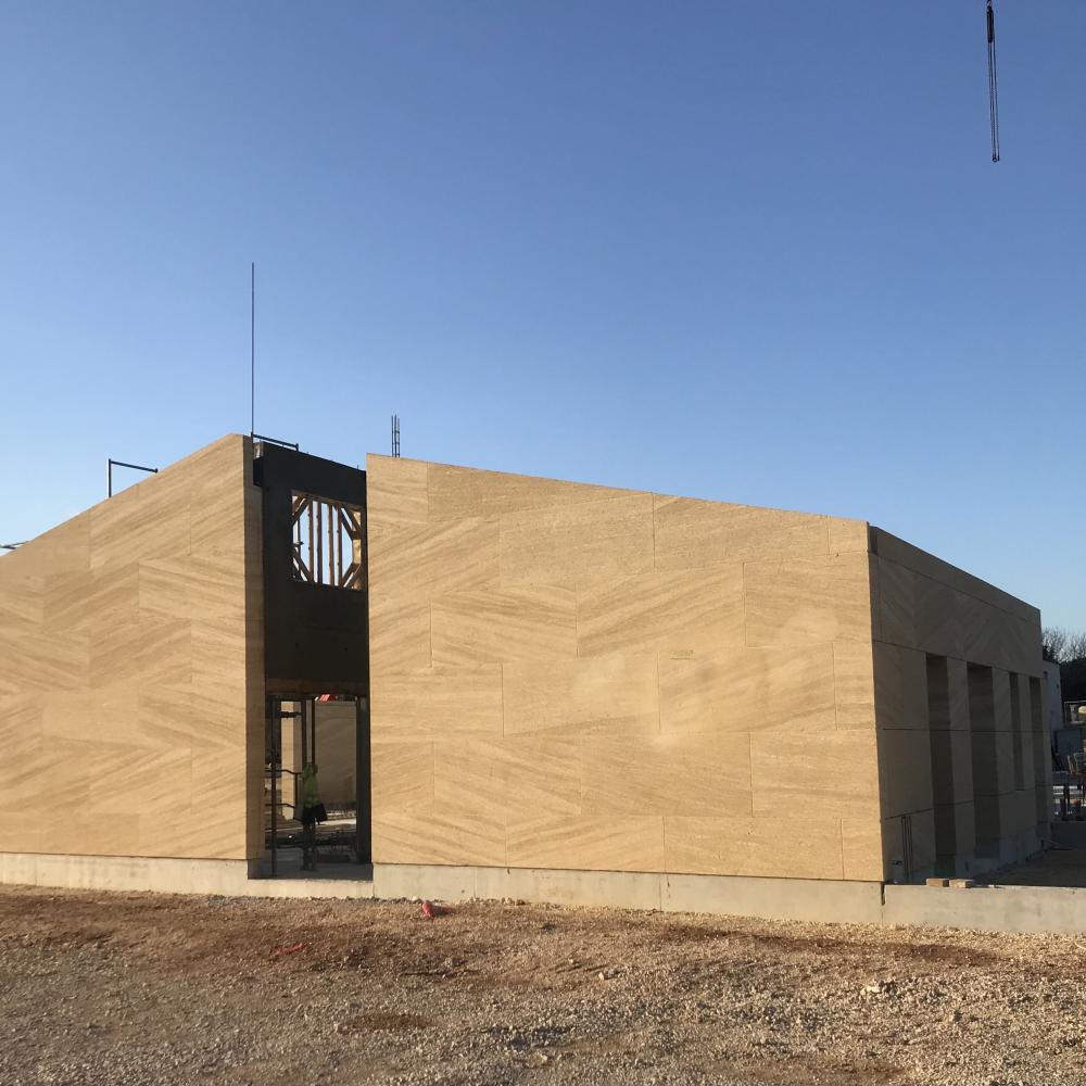 Groupe scolaire Castillon-du-Gard, en pierres massives et béton brut