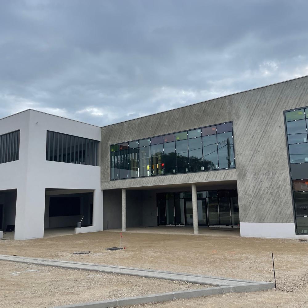 Groupe scolaire Giono à Rognac, en béton brut matricé