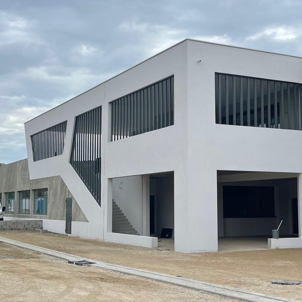 Groupe scolaire Giono à Rognac, en béton brut matricé