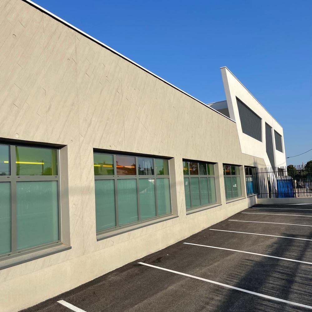 Groupe scolaire Giono à Rognac, en béton brut matricé