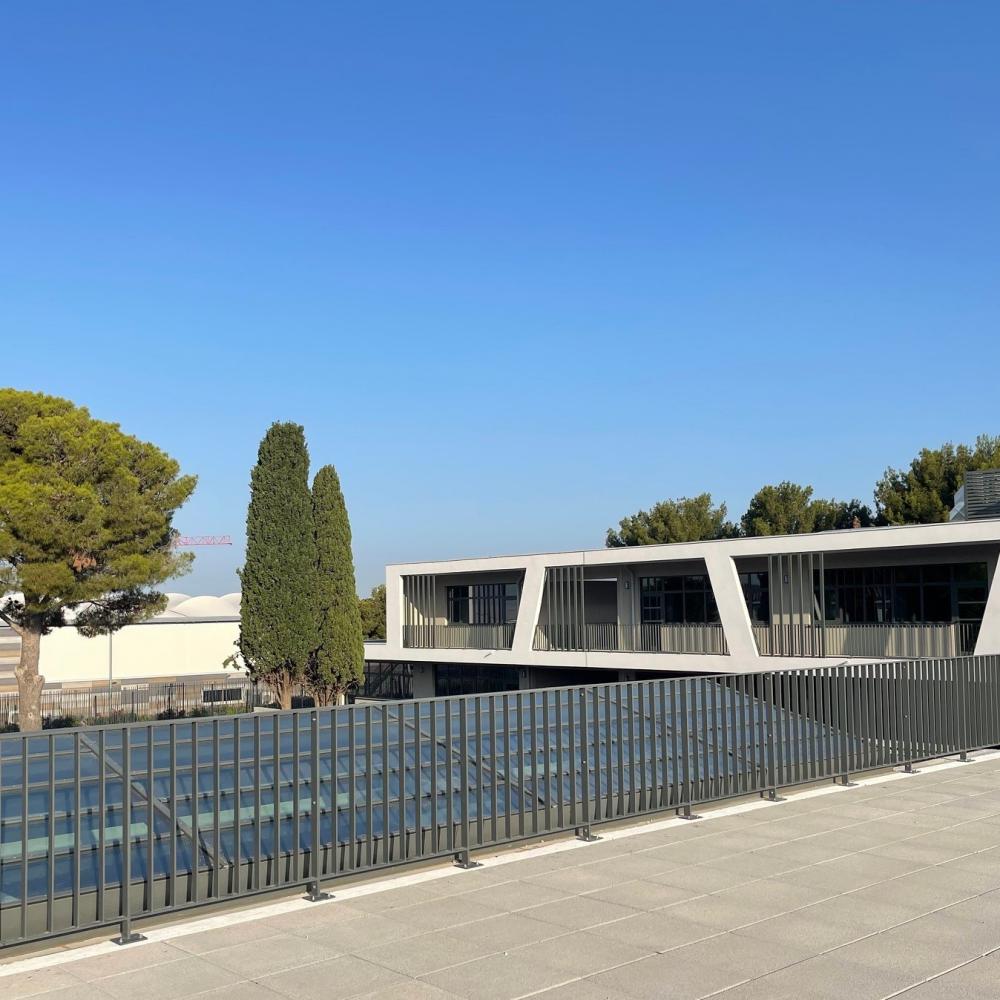 Groupe scolaire Giono à Rognac, en béton brut matricé