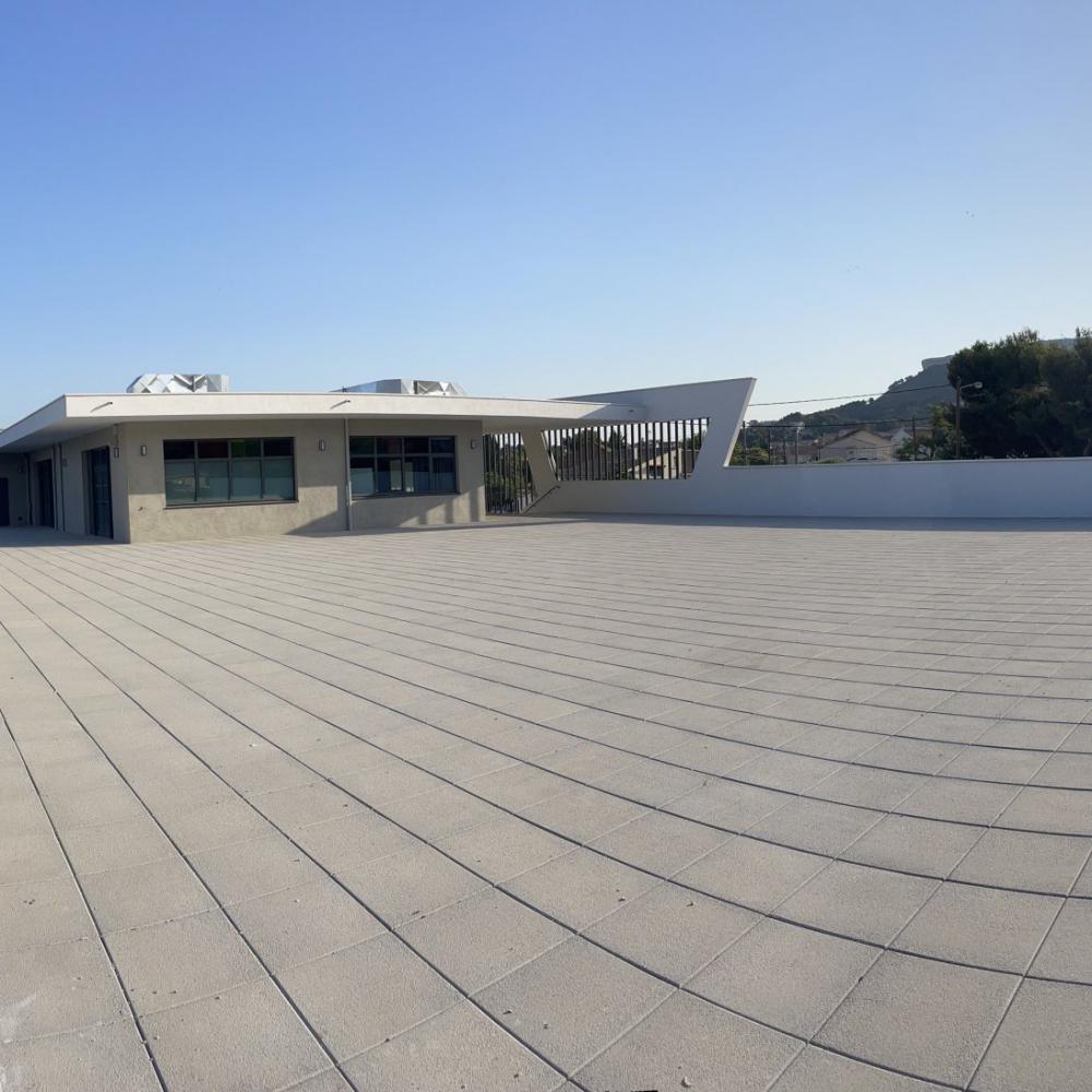 Groupe scolaire Giono à Rognac, en béton brut matricé